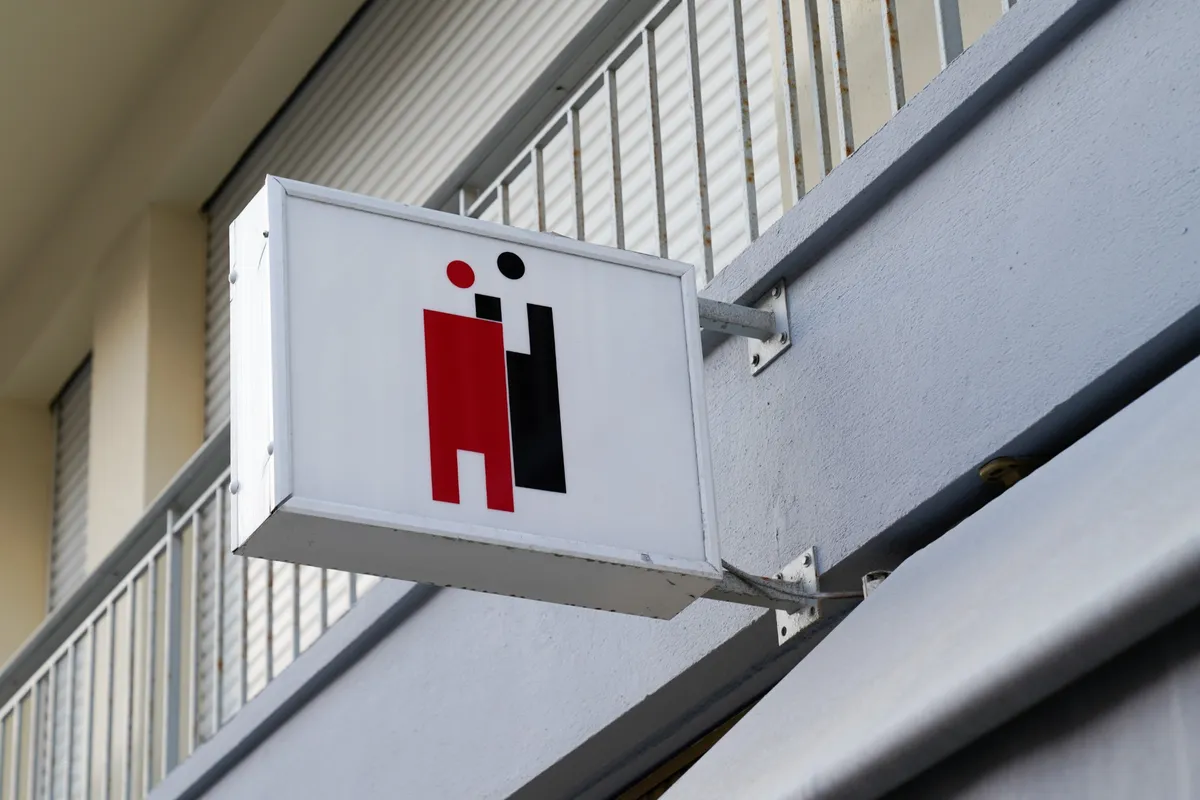 enseigne de l'ordre des avocats en façade, représentant l'intégration des avocats dans la ville de Lyon