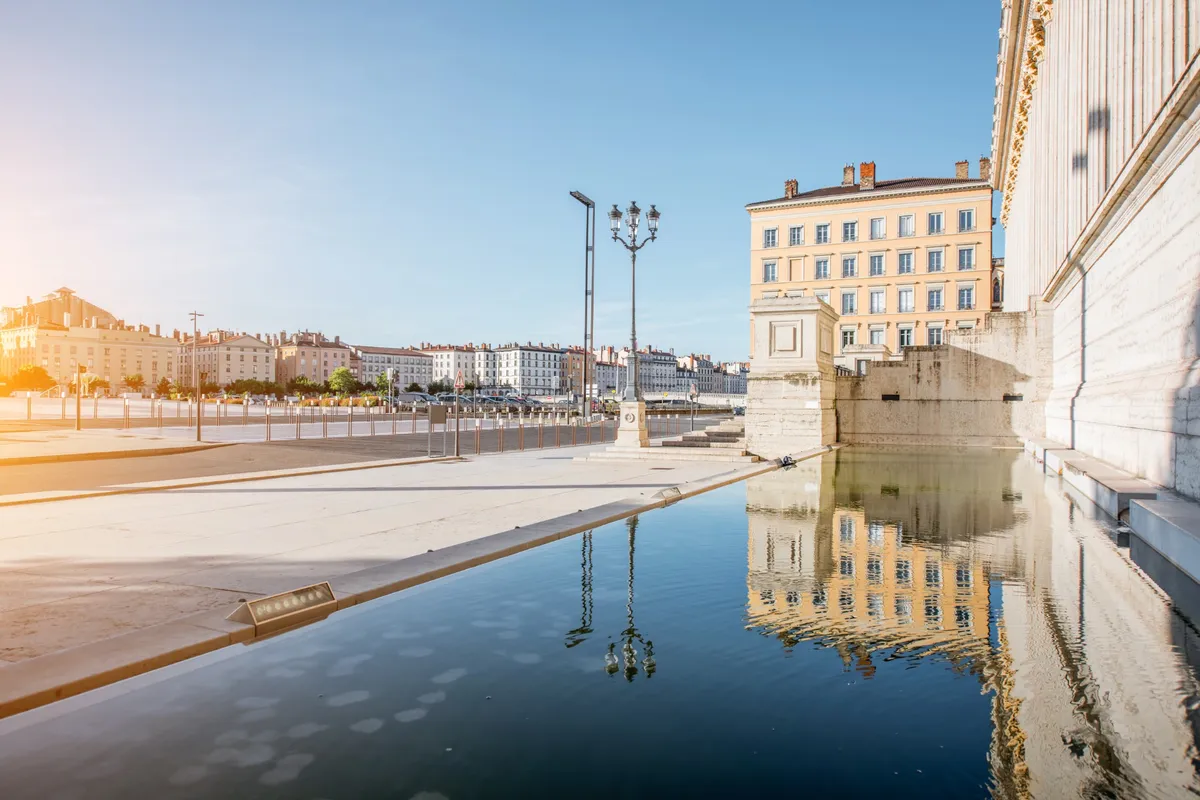 palais de justice de Lyon avec reflet dans l'eau, illustrant la justice et le patrimoine architectural lyonnais 